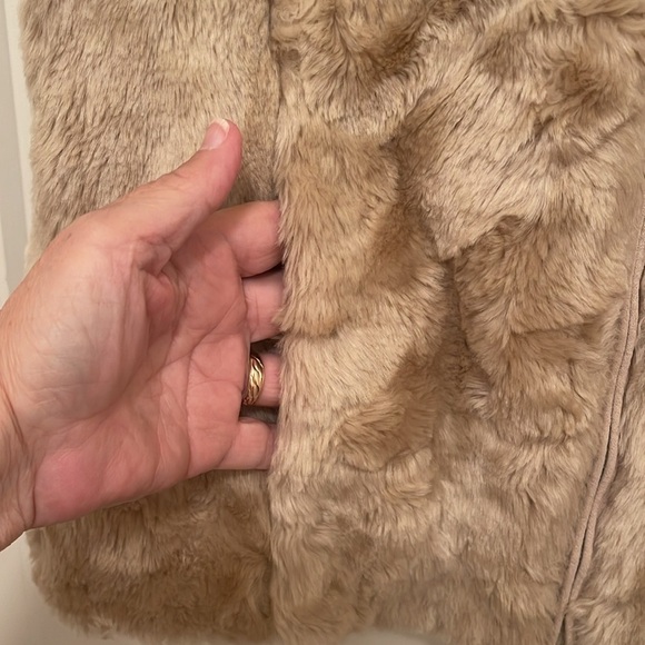 Coldwater‎ Creek Faux Fur Sleeveless Vest with 2 pockets, Women’s Sz M Tan Gold - Picture 2 of 9